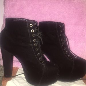 Heeled boots